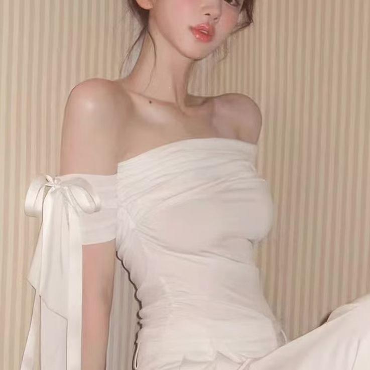 Футболка с открытыми плечами и нерегулярным косым воротником