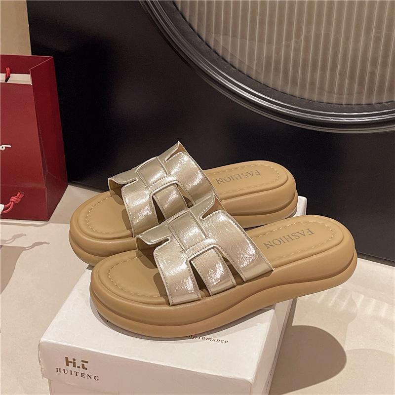 Сланцы интернет-знаменитости женские летние 2025 новые толстая подошва маффин на танкетке мягкая подошва H для выхода крутые сланцы