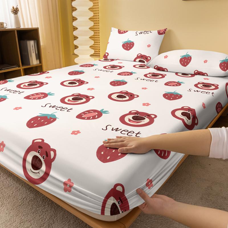 1 Мультяшный Милый Узор Клубничного Мишки Цифровая Печать Матовый Простынь на Резинке, Принт для Спальни Покрывало на Кровать, Постельное белье(Нет наволочки)