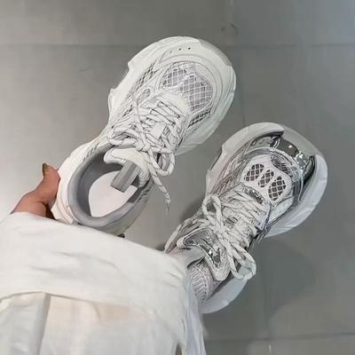 Сетчатые дышащие кроссовки «папины кроссовки» женские 2025 новые летние тонкие модели увеличивают рост в этом году, популярные удобные повседневные спортивные кроссовки на толстой подошве