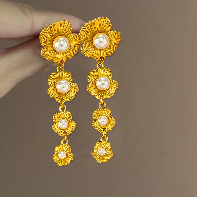 Серьги с жемчужными цветочными кисточками, серьги, подчеркивающие стиль «Холодный ветер», серьги в нишевом стиле, отражающие чувство стиля.