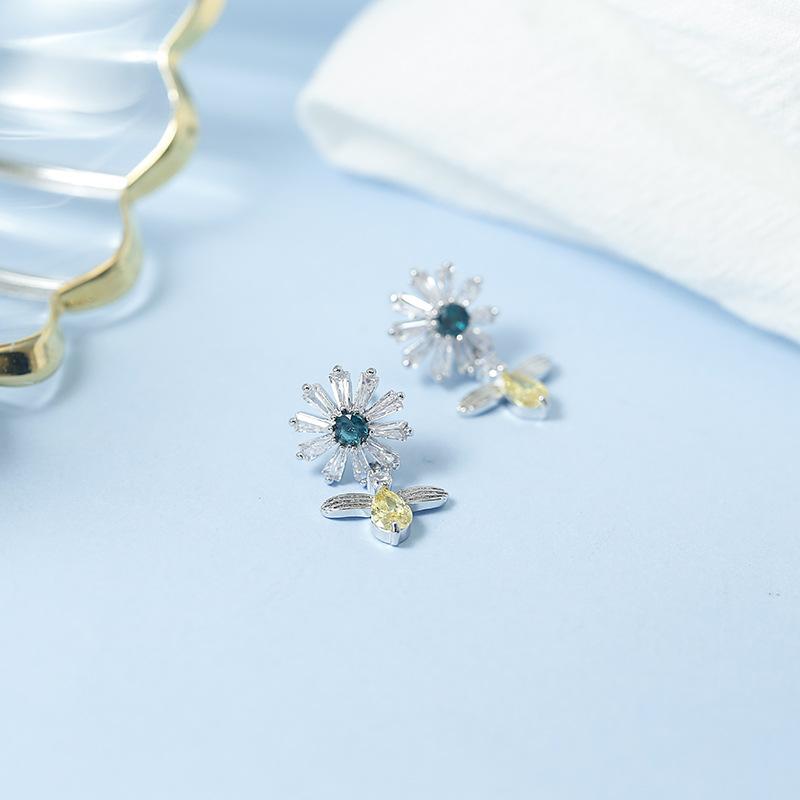 Серьги-гвоздики в Корейском стиле с милыми насекомыми, пчелами, ромашками и цветком для женщин, серьги-гвоздики с кубическим цирконием, серьги с кристаллами в виде животных, вечерние ювелирные изделия для девочек, подарки