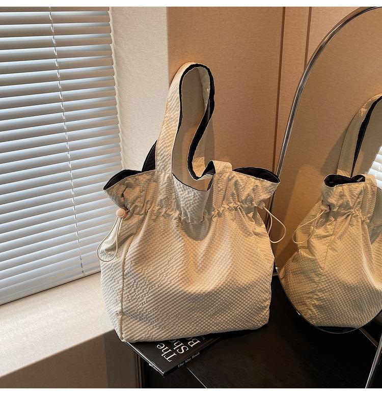 Новая сумка-тоут с плиссировкой на плечо, большая вместимость, простая модная повседневная тканевая сумка, сумка-тоут женская