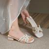 Модные женские летние 2025 года Горячо продаваемые Французский стиль Новое корейское издание Универсальные с открытым носком Средний каблук Толстый каблук Сказочные жемчужные Крутые шлепанцы