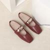 Модная весенняя новинка 2025 года, туфли на плоской подошве, с круглым носком, с неглубоким вырезом, дышащие, с металлической пряжкой, на мягкой подошве, нескользящие, одинарные туфли, женские туфли-мюли с вырезами