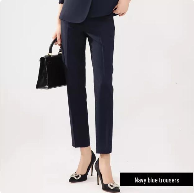 Темно-синий приталенный костюм-двойка для офисной одежды весной и осенью