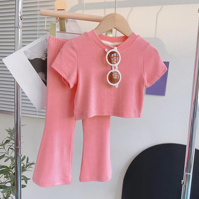 Комплект из двух предметов: футболка с короткими рукавами и слегка расклешенные брюки для девочки. Летний повседневный мягкий детский комплект одежды.