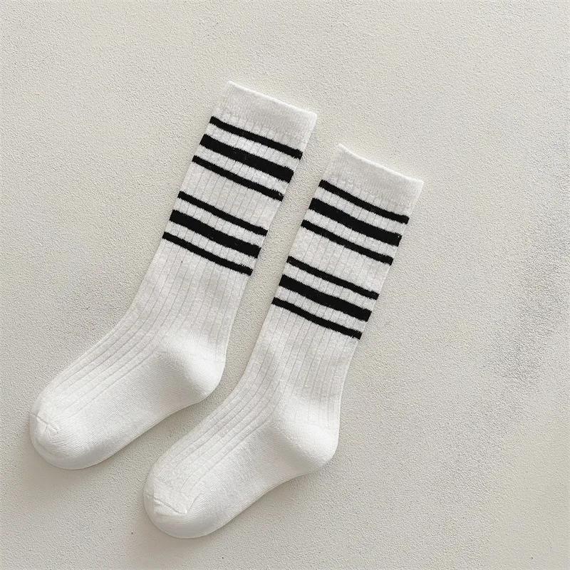 Весна-Осень Детские хлопковые спортивные чулки для малышей Новые корейские белые черные полосатые гольфы для детей Одежда