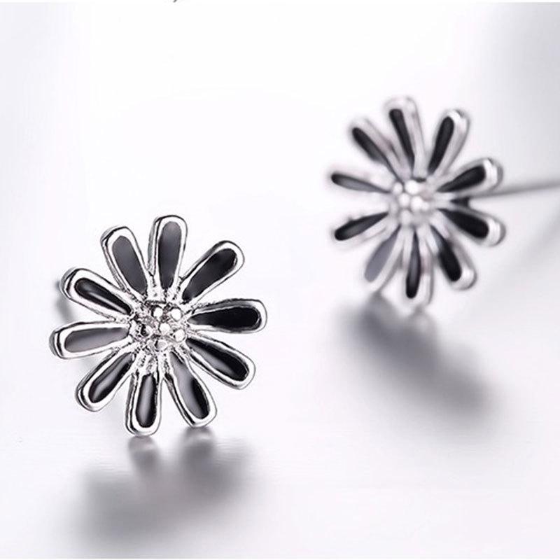 Temperament Women's Silver-plated Ear Jewelry, Korean Version of Retro Black Chrysanthemum Stud Earrings, Women's Models