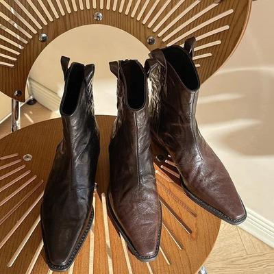 Маленькие короткие ботинки женские осень 2025 новые ботинки Мартин V-образный вырез ботильоны с острым носком коричневый толстый каблук ковбойские ботинки в западном стиле