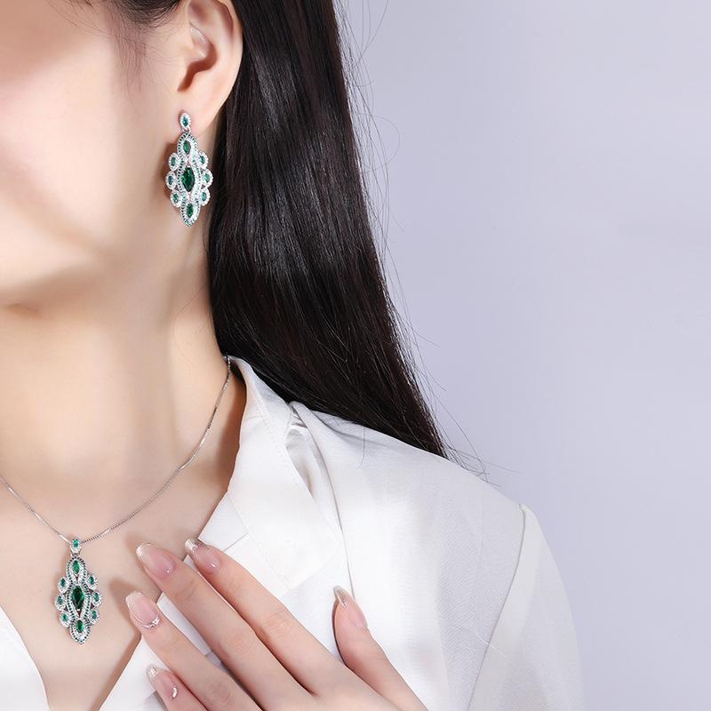 Ювелирные изделия Медь Позолоченная Ретро Ювелирные изделия Женские Имитация Изумруда Ручной работы Бриллиант Женский Костюм Главный камень 5 * 9