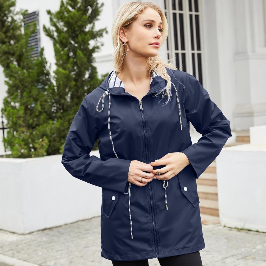 Женские ветровки с капюшоном. Водоотталкивающая ветровка в полоску с кулиской. Длинные рукава. Большой свободный плащ. Молния средней длины. Ветрозащитные куртки.