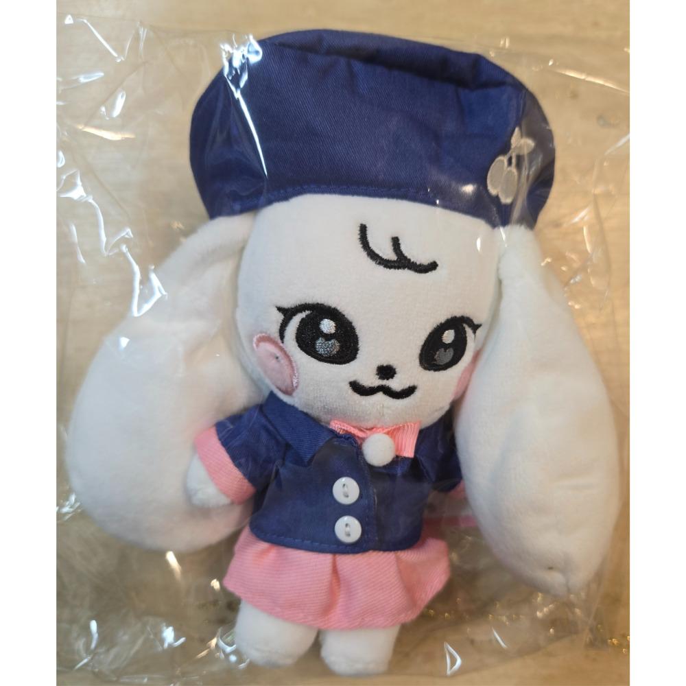 IVE X MINIVE Pop-up store 'minive school' в сеуле школьный плюшевый брелок