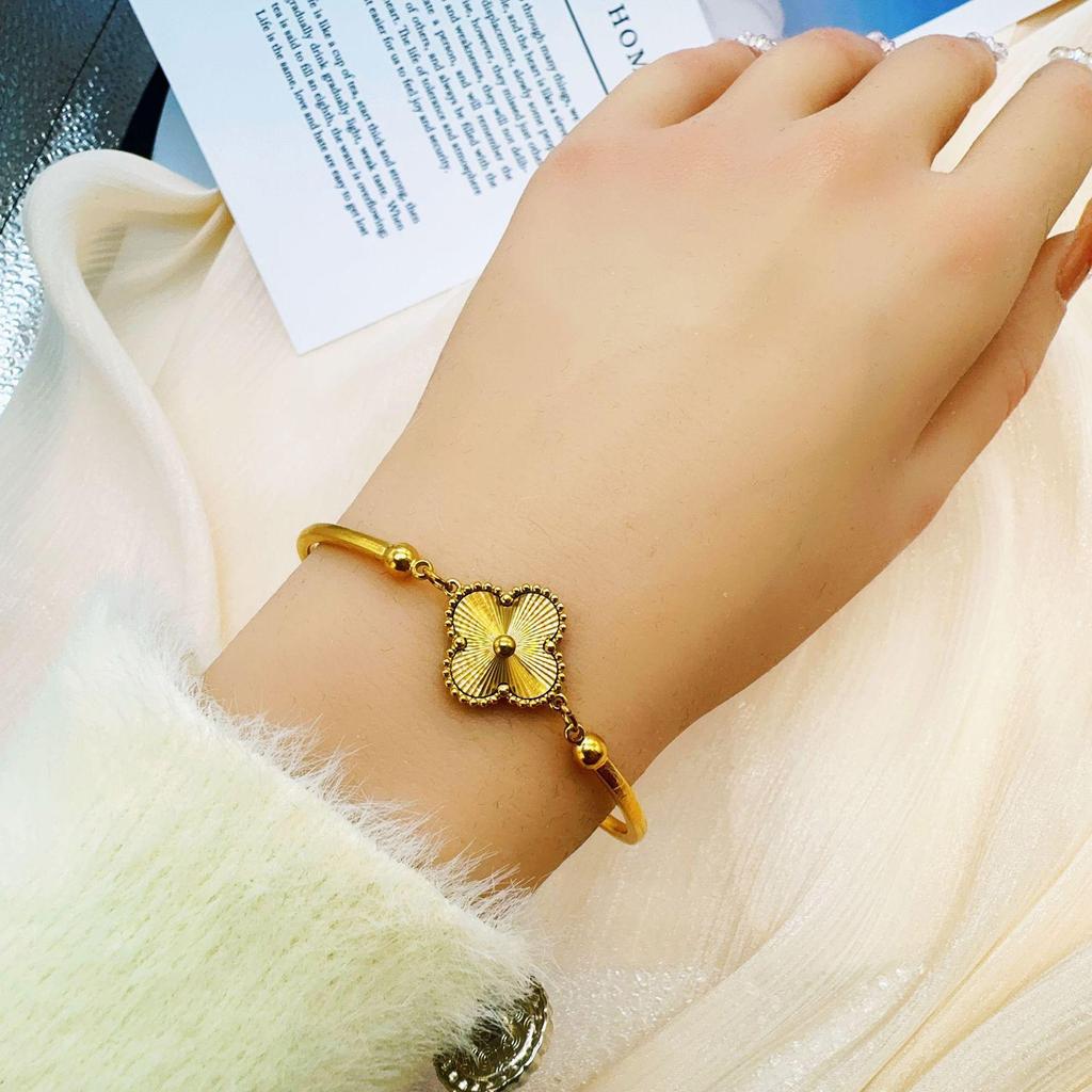 Элегантный золотой женский браслет и колье в виде четырехлистного клевера