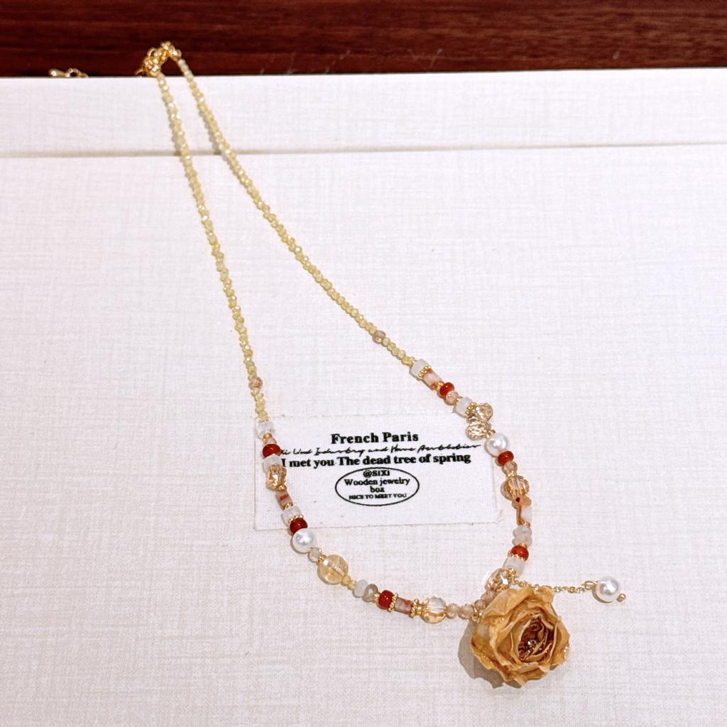 2026New style of dried rose flower and natural stone bead necklace, a unique and niche design French-style, gentle, and luxurious clavicle necklace