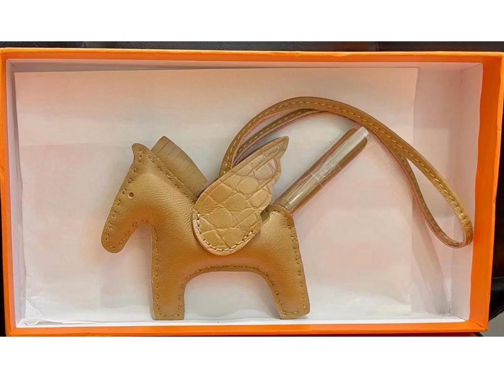 Подвеска для сумки-лошадки из натуральной кожи с отделкой из овчины и крокодила, сшитой вручную