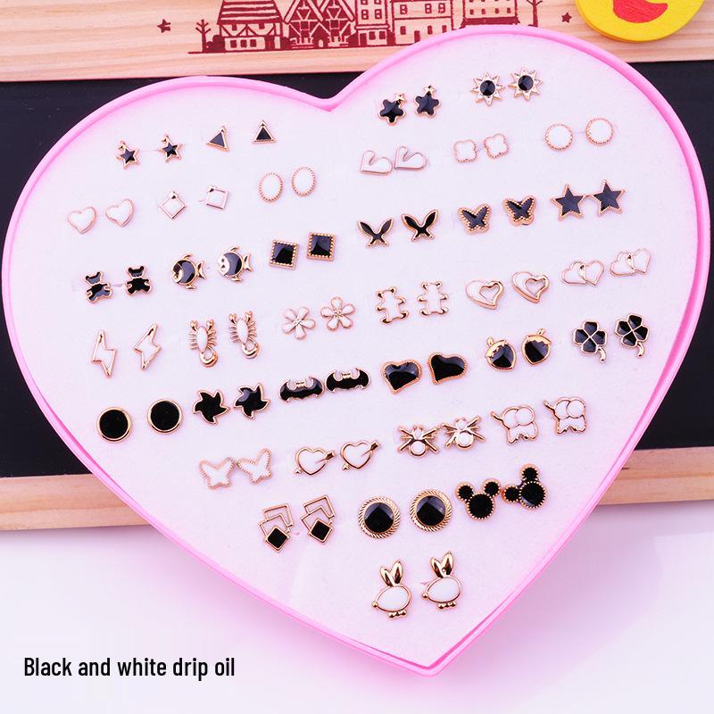 Набор акриловых серег-гвоздиков в форме сердца в пластиковой коробке