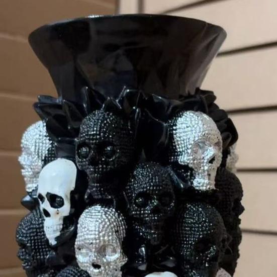 Gothic Skull Flower Vase Ornament Spooky Black White Skull Dried Artificial Flower Holder Resin Container Home Office Table Centerpiece Decoration