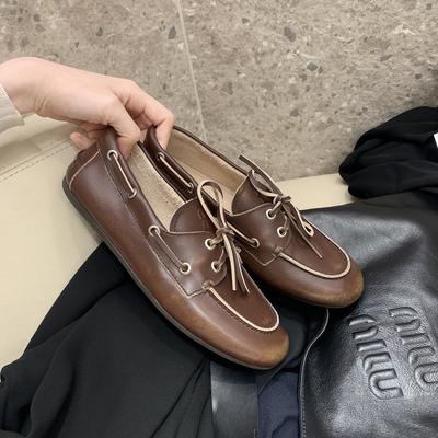 ! Туфли старые, грязные, ретро маленькие кожаные туфли на шнуровке с мягкой подошвой