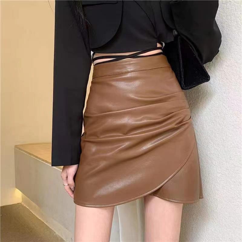 Юбка А-силуэта из черной искусственной кожи с высокой талией для женщин - неровный подол, коллекция весна/осень/зима 2024 г.