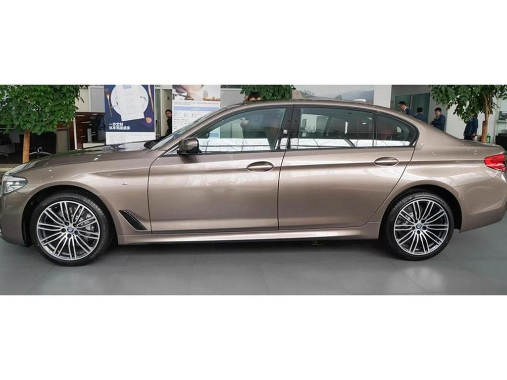 Совместимо с дисками BMW 5 серии 525li, 535, 520, 530 и 528; доступен с 17-, 18- и 19-дюймовыми легкосплавными дисками и шинами.