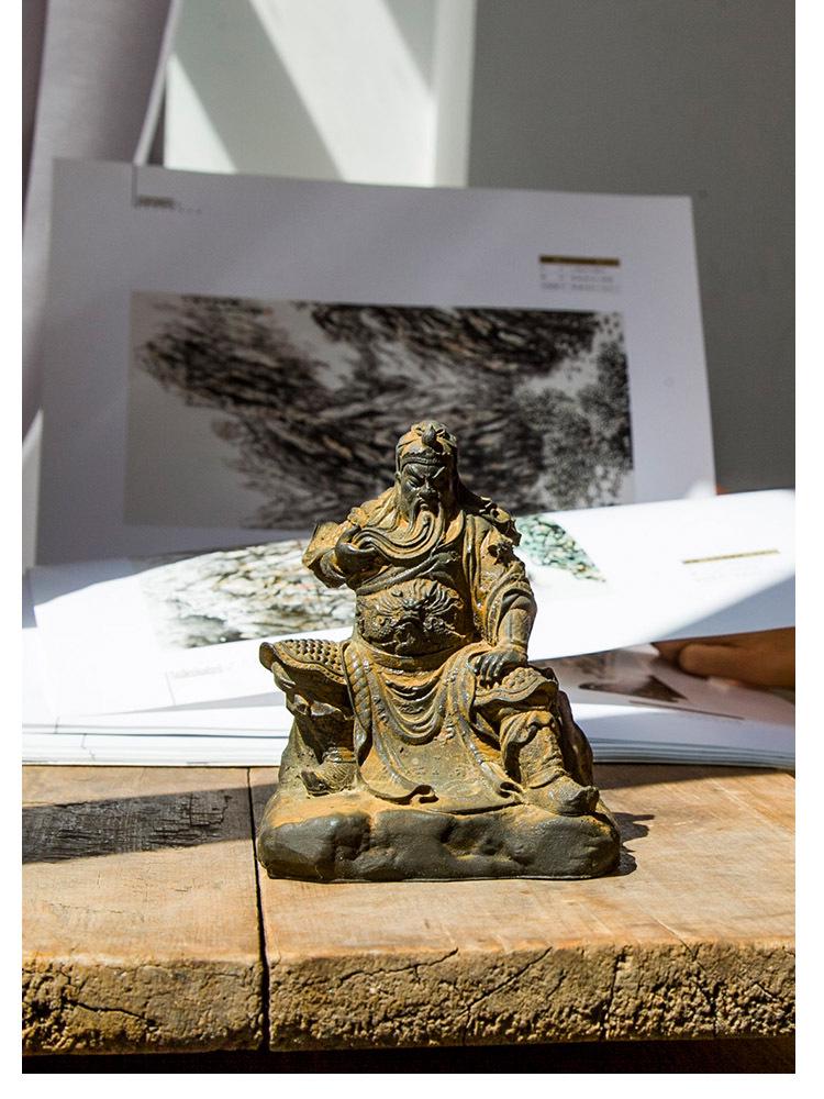 Chinese-Style Martial God Guan Yu Figure: Handmade Natural Rust Desktop Ornament for Living Room or Study