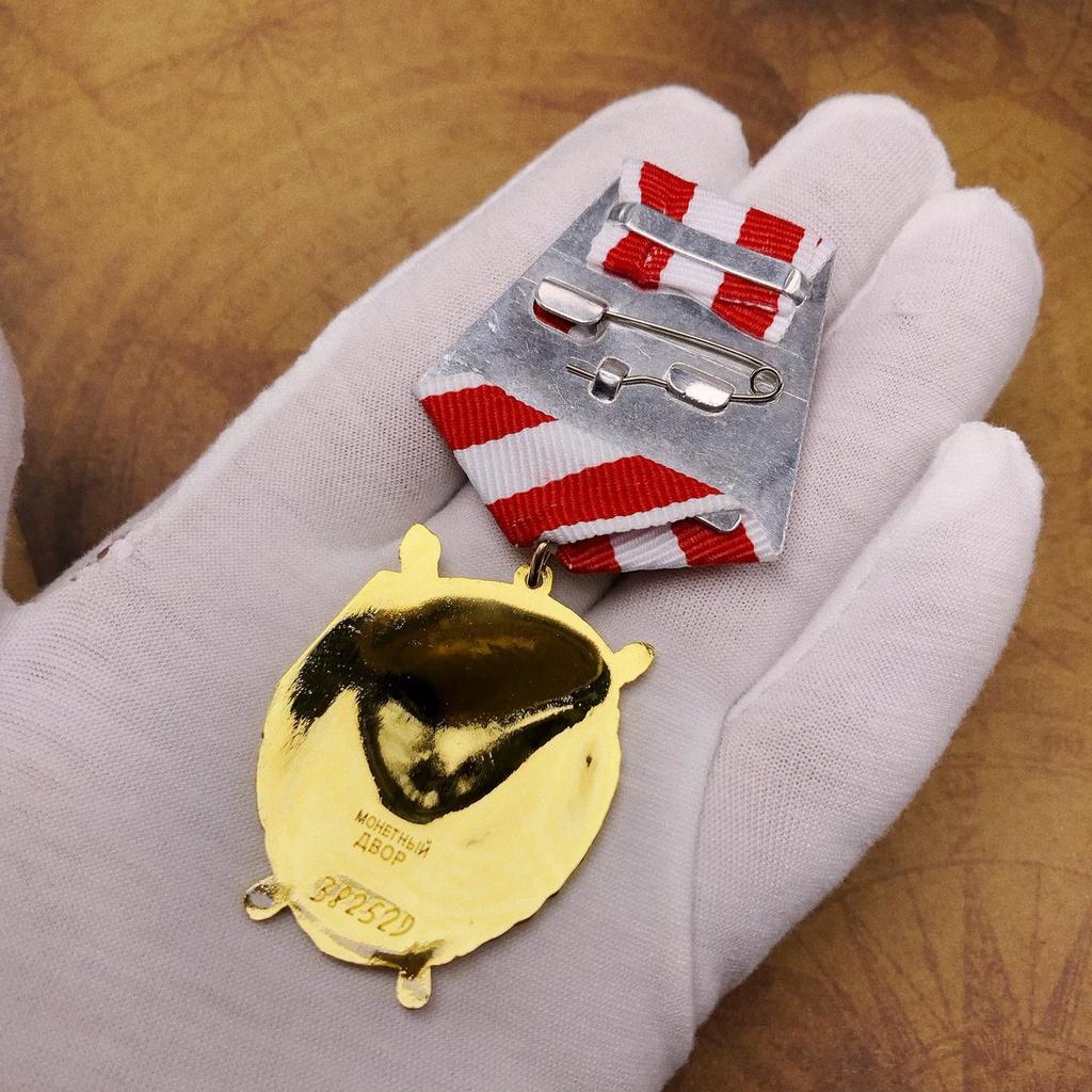 Медаль Советского Красного Знамени, Памятная медаль Национальной чести, Нагрудник Российских товарищей, Советская медаль, Металлическая эмблема