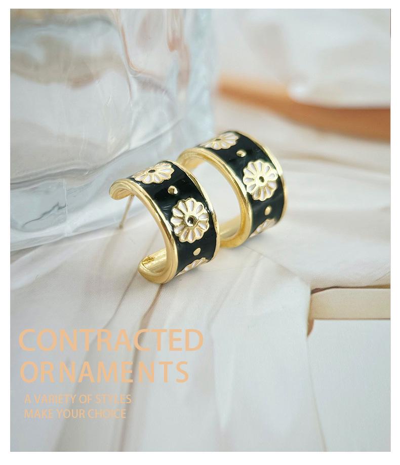 Daisy Stud Earrings: S925 Sterling Silver, Drip Oil, Retro Design, Luxury Feel