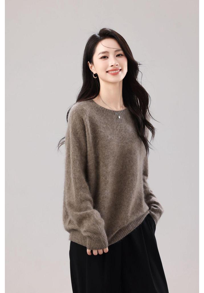Women's Seamless Round Neck Sweater: 90% Wool, 5% Cashmere, 5% Silk.