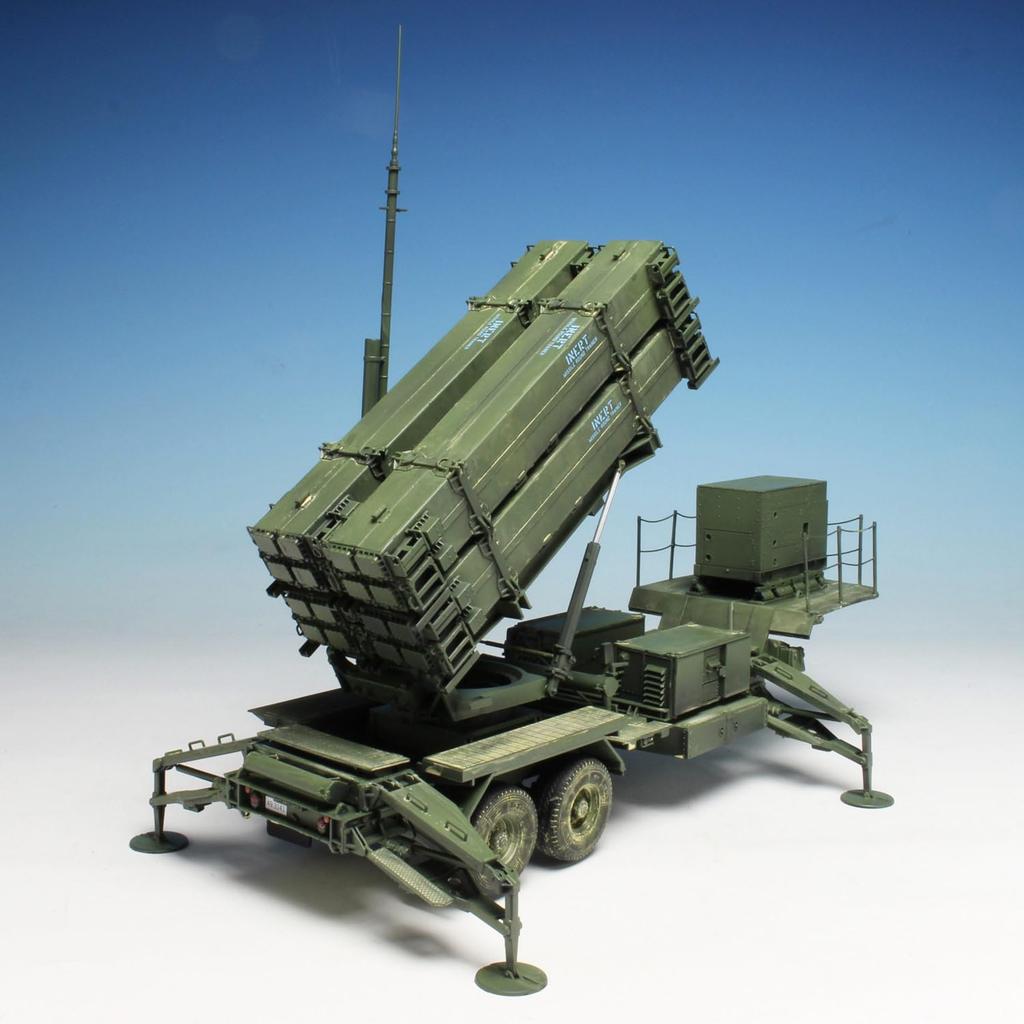 PLATZ Дракон Масштаб 1/35 Американский ЗРК MIM-104F Patriot PAC-3 Пусковая установка M901 с фототравлением, Пластиковый набор, BL3563SP (Военная техника)