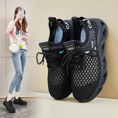 Кроссовки женские удобные наступающие на дерьмовую сетку 2024 лето новые полые дышащие сетчатые мягкие подошвы кроссовки для бега с мягкой поверхностью