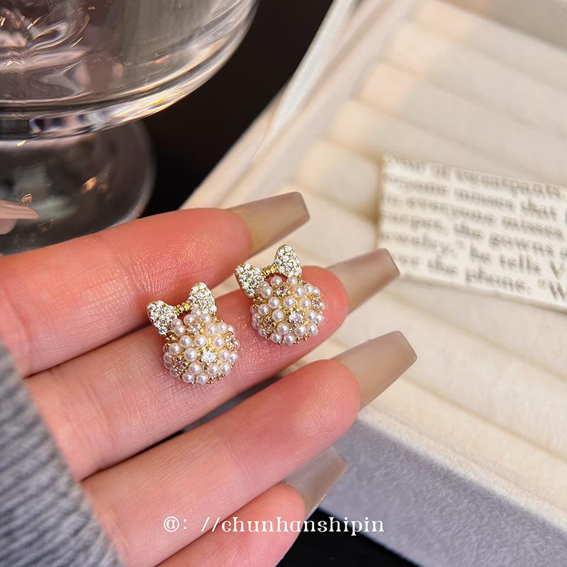 Bow hydrangea zircon ear clips, high-end sweet temperament stud earrings, niche design trendy earrings without piercings