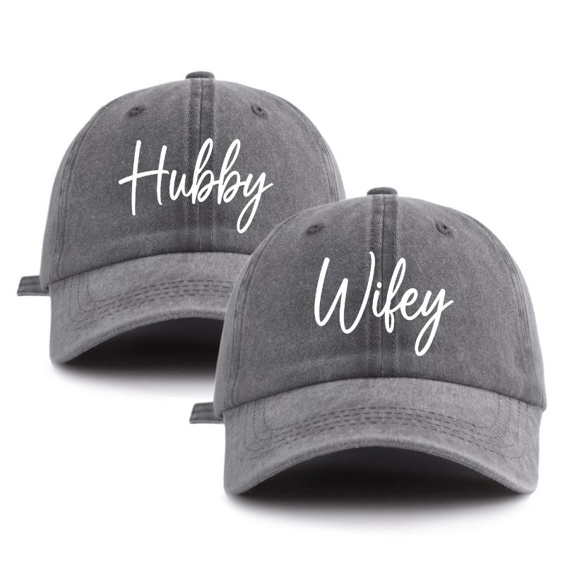 2 шт. Бейсболка с принтом 'HUBBY WIFEY', Классическая Повседневная Стильная Ретро Регулируемая Легкая Защита от Солнца для Активного Отдыха