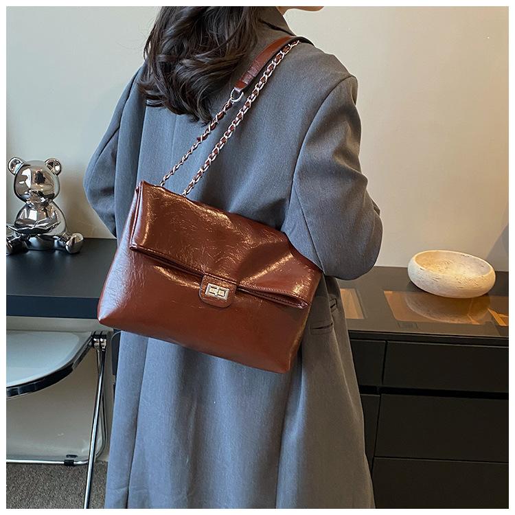 Сумка женская большой емкости 2024 осень на новый модный популярный пригородный цепной плечевой кроссбоди сумка