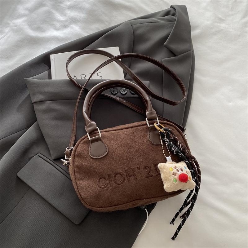 2025 Новая замшевая переносная сумка для боулинга, женская нишевая модная универсальная сумка через плечо с текстурированной небольшой квадратной сумкой