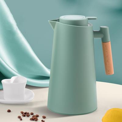 Изолированная бутылка для водыИзолированная бутылка для воды прессованного типаИзолированная бутылка для воды большой емкости