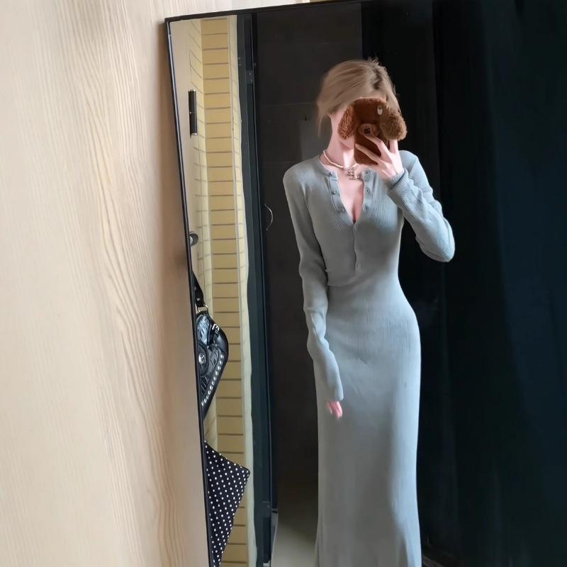 Новая атмосфера начала осени, носящая темперамент, тонкое внутри, вязаное платье с длинным рукавом, длинное платье