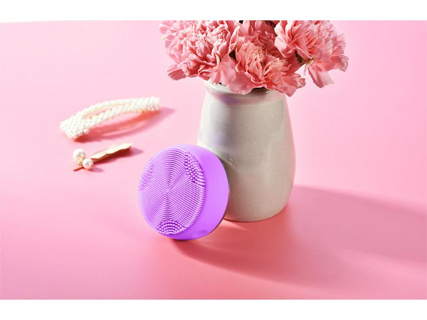 Подогреваемая силиконовая щетка для лица Hengyingjia со светотерапией для очищения и омоложения