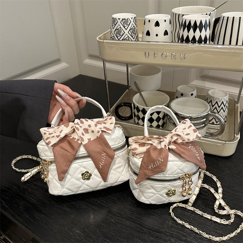 2025 New Spring Portable Small Bag Diamond Chain Bag Messenger Bag Mini Mini Small Bag Women