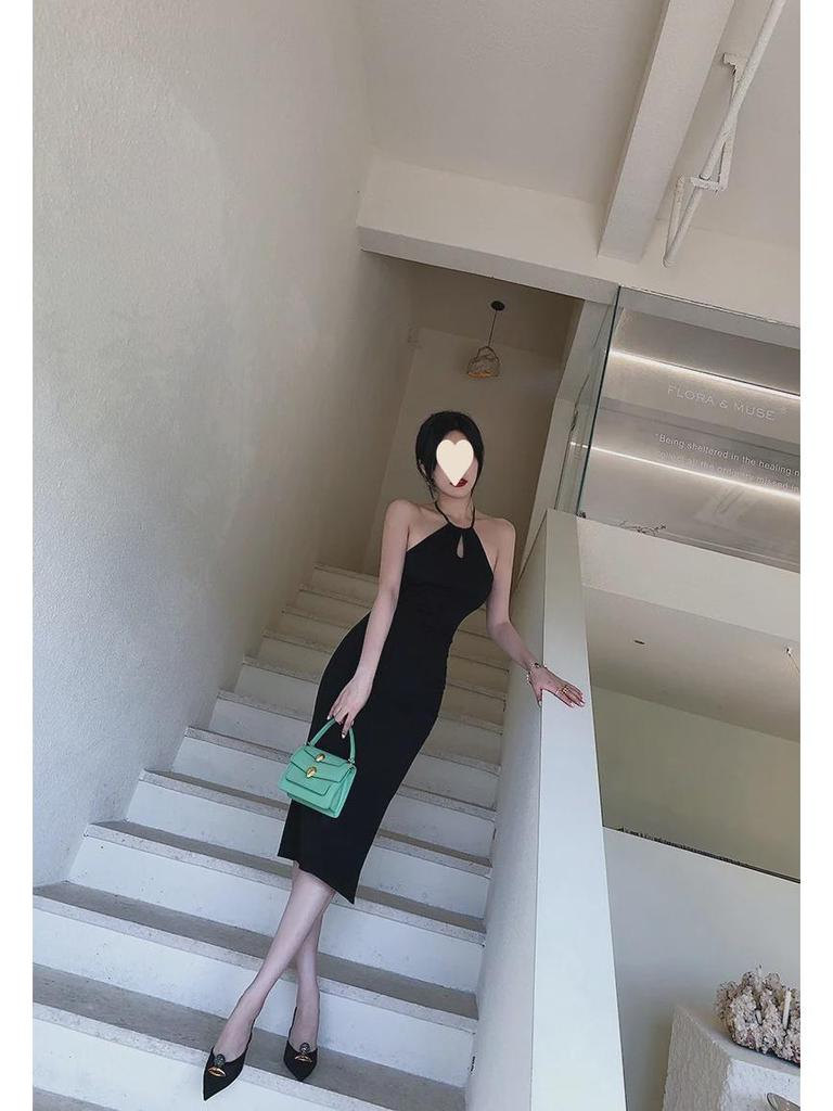 Черное платье-халтер с открытыми плечами - тонкая талия и длинная юбка