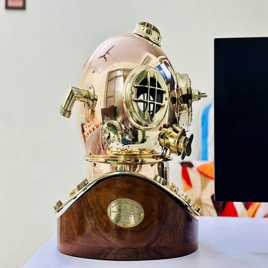 45.72 Cm Copper Brass Diving Helmet Mark V Deep Sea Scuba Divers Helmet With Wooden Base
