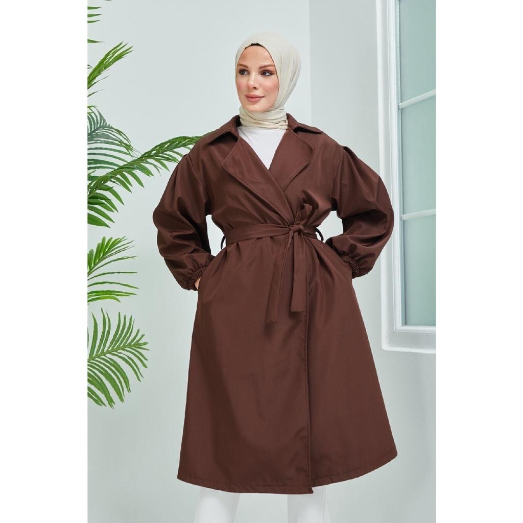 Черный плащ с объемными рукавами и поясом