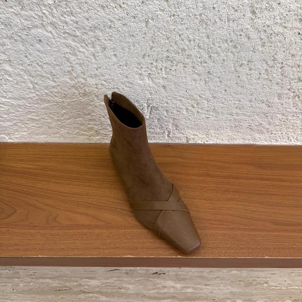 Корейская версия модных замшевых ботинок с квадратным носком для женщин 2025 осень-зима новая темпераментная тонкая обувь с задней молнией короткие ботинки для w