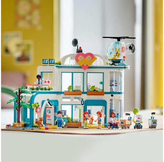 LEGO Friends 42621 Городская больница Сердцеликого озера