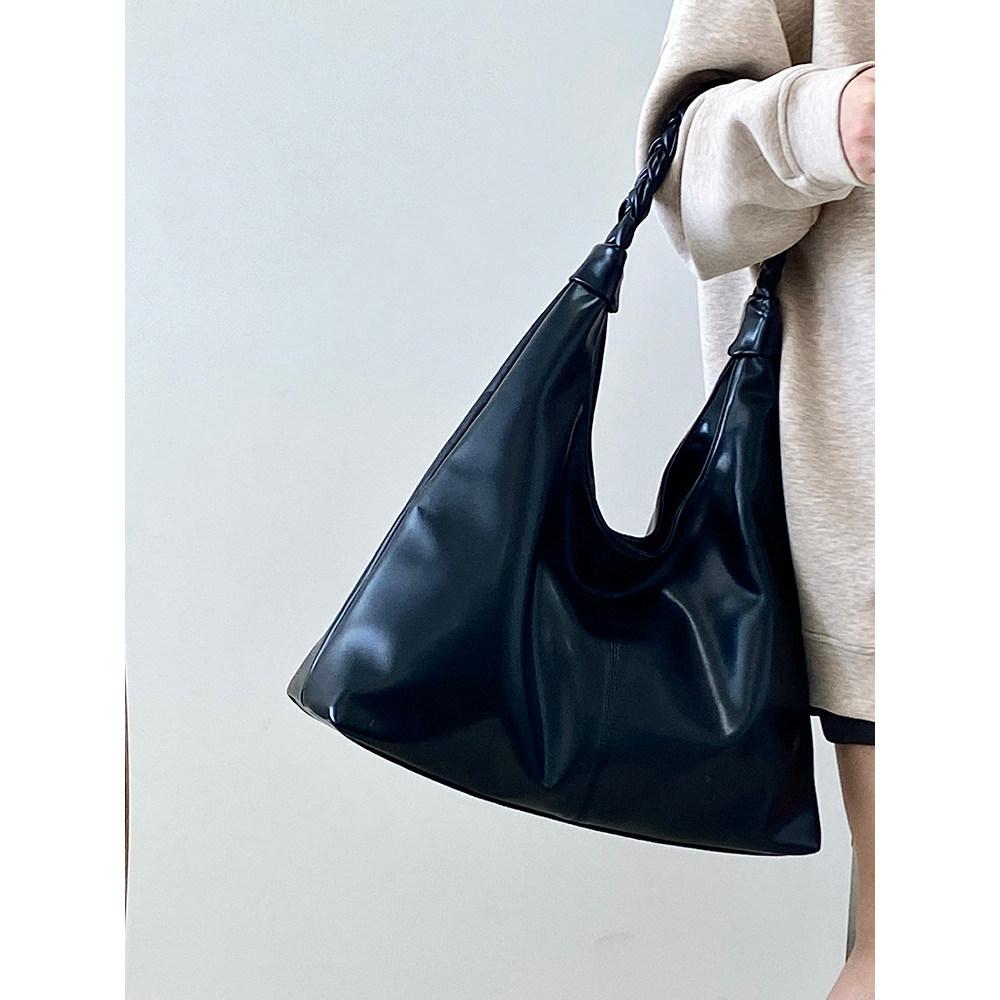 IELGY Retro Simple Commuter Tote Bag Portable One-Shoulder Underarm Female Bag