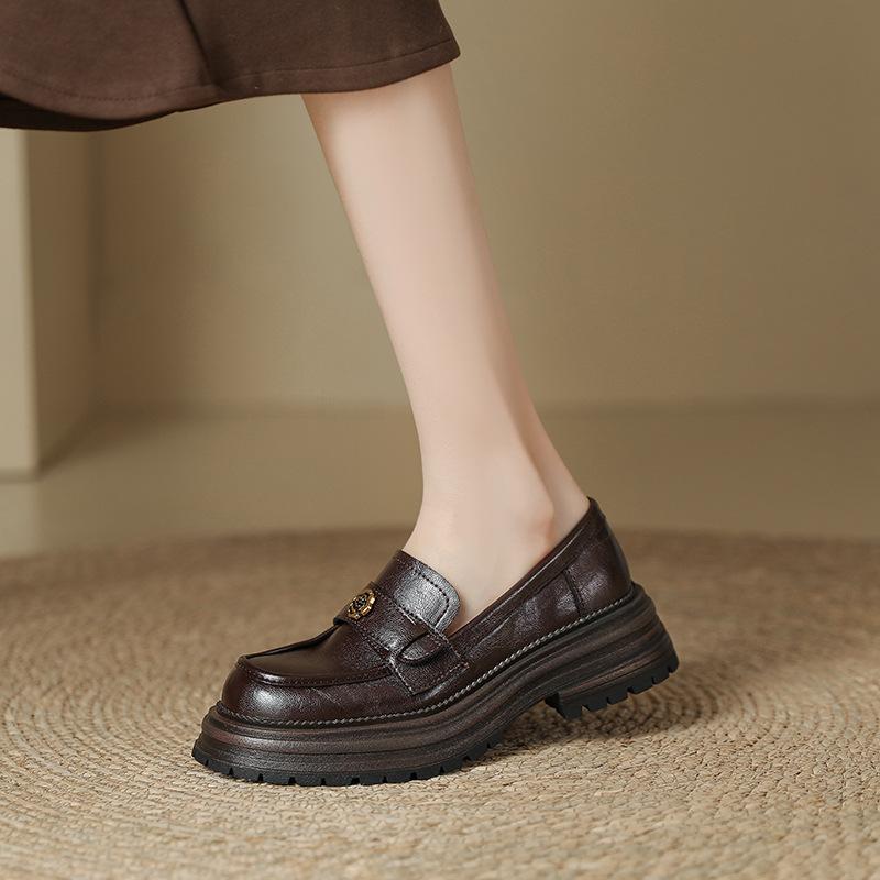 Лоферы на толстой подошве в британском стиле ретро с одним ремешком женские классические камелии 2025 ранняя весна маленькие кожаные туфли одинарная обувь