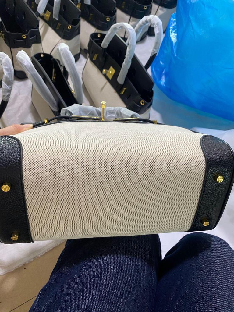 Женская знаковая сумка-тоут в стиле колор-блок Осень/Зима 2025