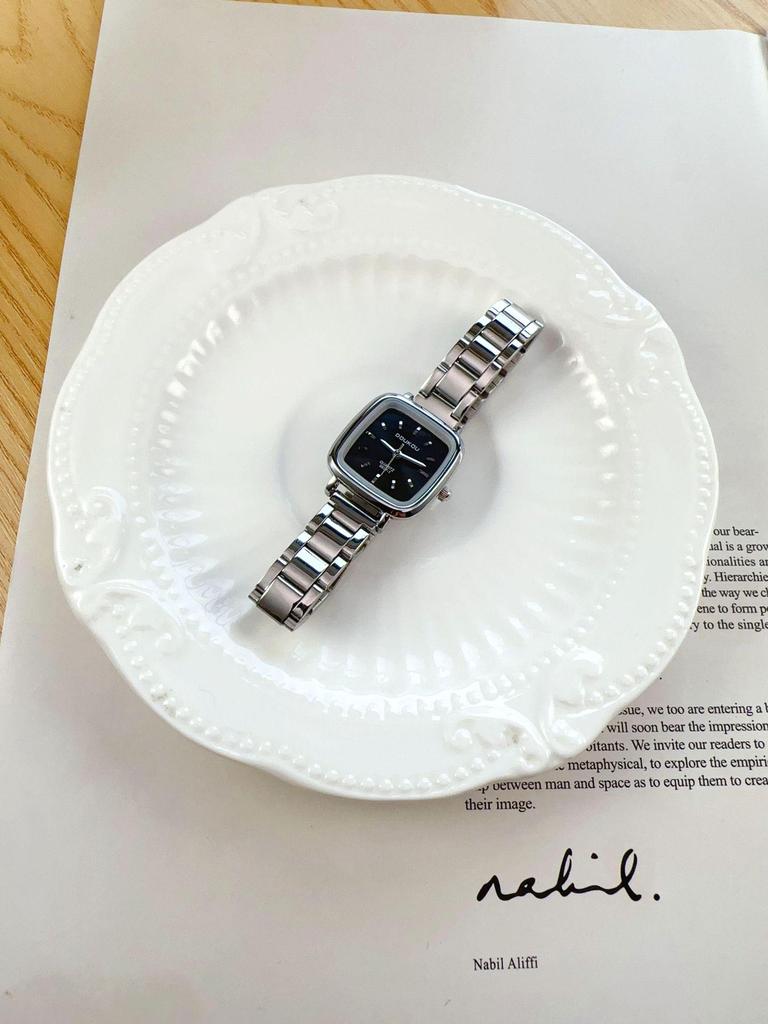 Элегантные женские часы с браслетом из нержавеющей стали и метками в виде штрихов