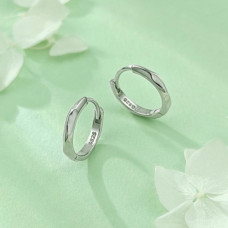 Серьги-кольца из стерлингового серебра S925 с зеркальной полировкой - Женский стиль Luxe, Легкие и нишевые круглые клипсы для ушей на осень/зиму.
