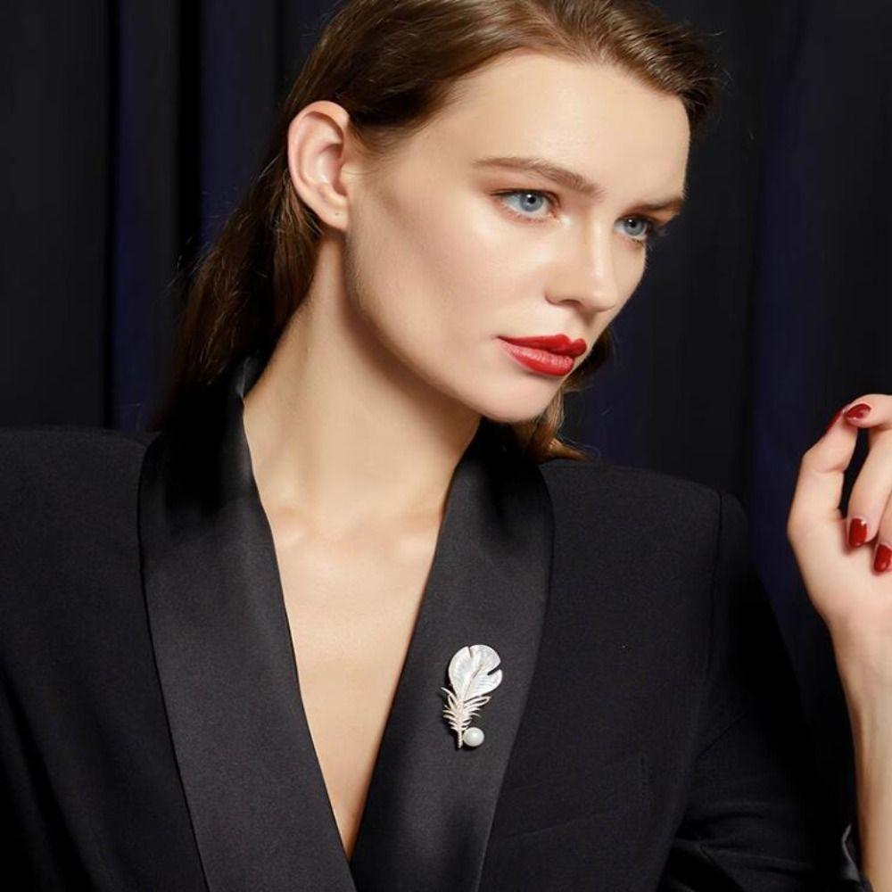 White Pearl Zircon Inlaid Corsage Crystal Shell Clothing Accessories New Feather Brooch Pins Party